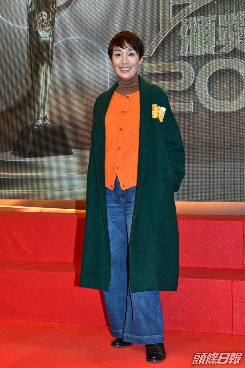 江美儀打扮比較平實。